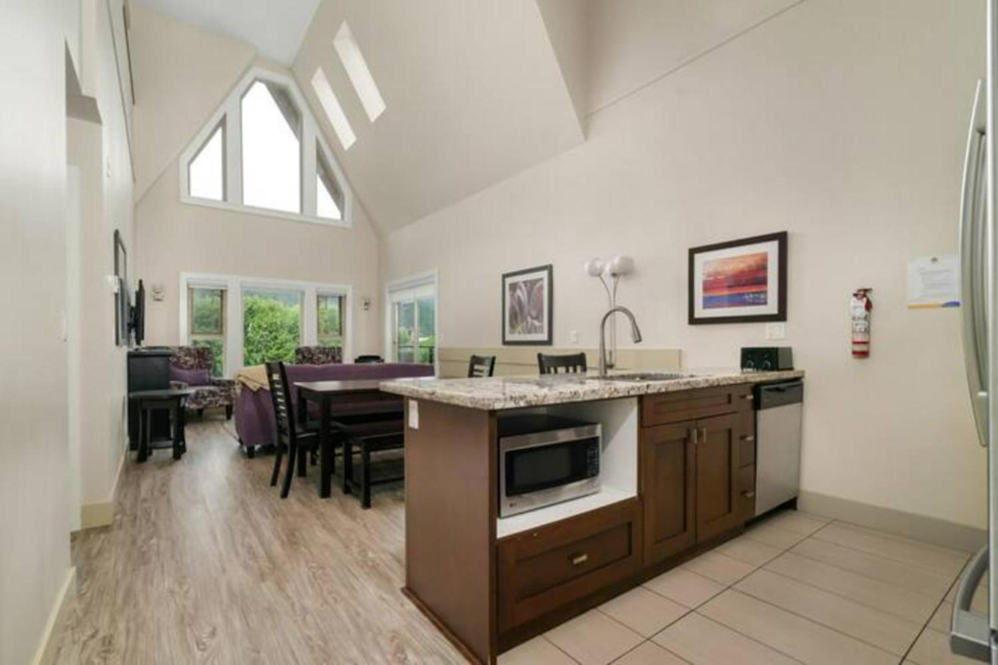 Harrison Pets Welcome-3br Penthouse * Harrison Hot Springs
